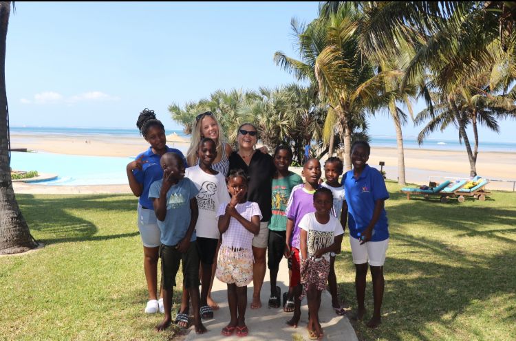 Goodwill children with Vilanculos Beach Lodge guests on the beach in Vilanculos